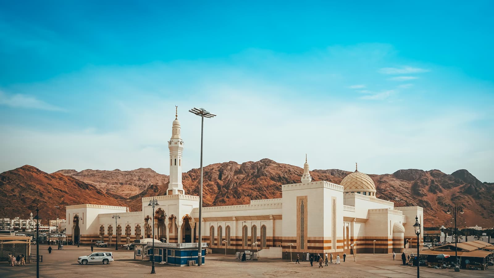 Sayyidul Syuhada Mosque with Mount Uhud in the background
